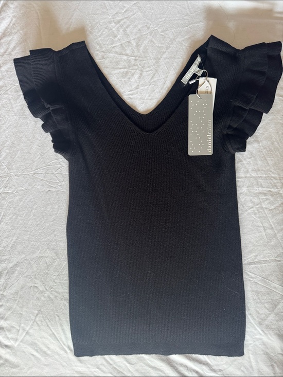 Daniel Rainn Tops - Daniel Rainn Black V-Neck Knit Top with Ruffle Cap Sleeves